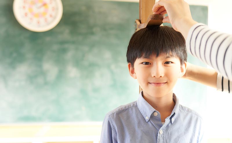 画像 身長を図る男の子