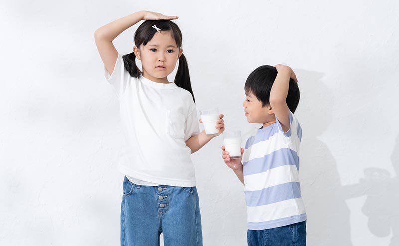 画像 身長を図り合う男の子と女の子